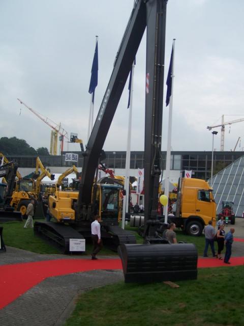 024_Volvo_EC_240_B_LR.JPG