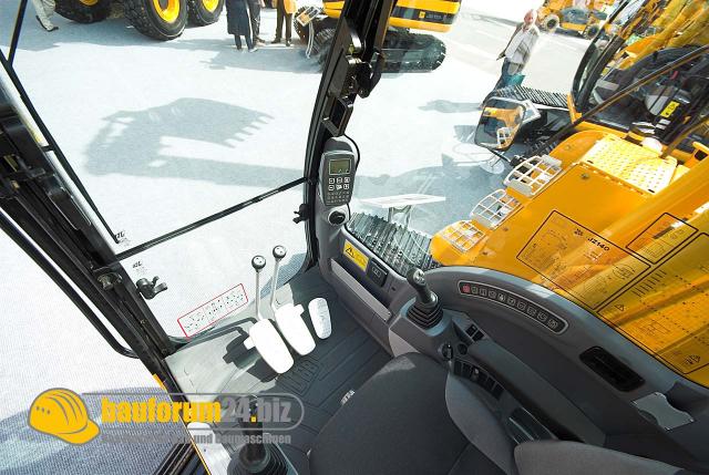 jcb_004.jpg