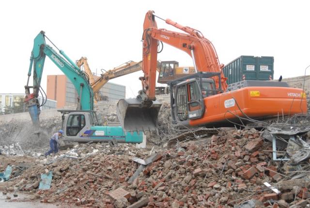 Kobelco_Hitachi_Case.JPG