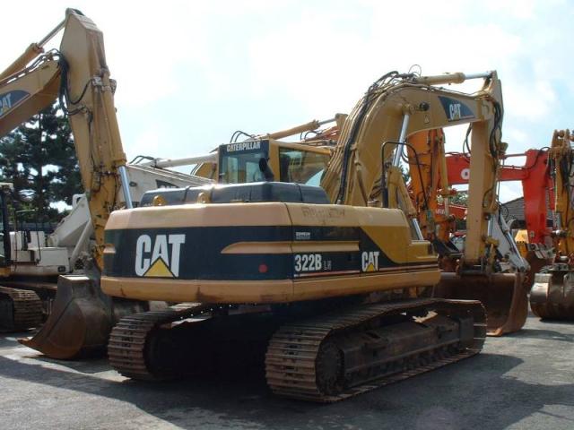 Cat_322B_von_schr_g_hinten.jpg
