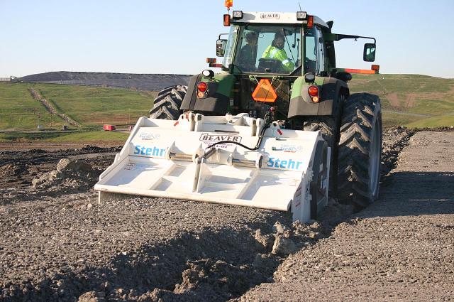 stehr_beaver_excavating_sbf_24_6_01.jpg