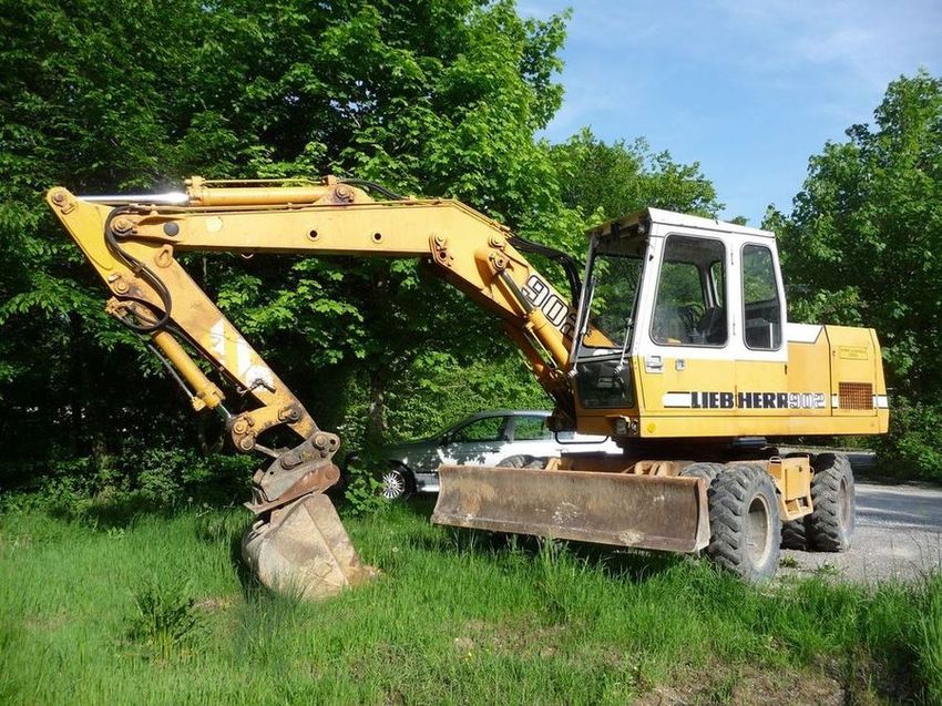 Купить экскаватор на авито бу в россии. Liebherr 902. Экскаватор Либхер 902. Liebherr 902 колесный экскаватор. Liebherr 902 двигатель.