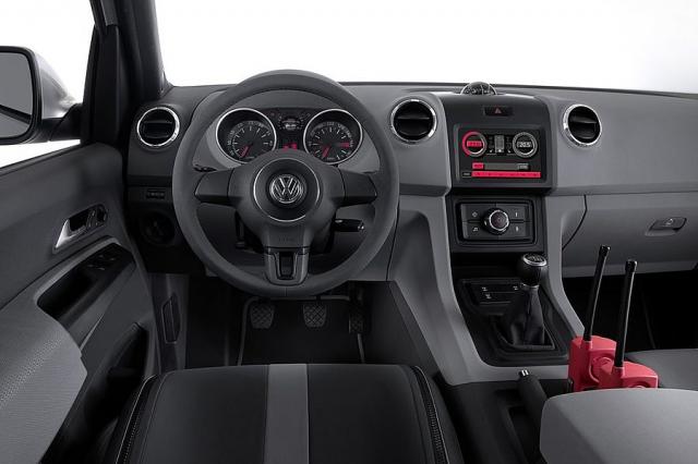 vw_amarok_innen_cockpit.jpg