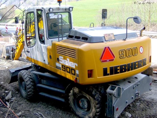 Liebherr_A900_1.jpg