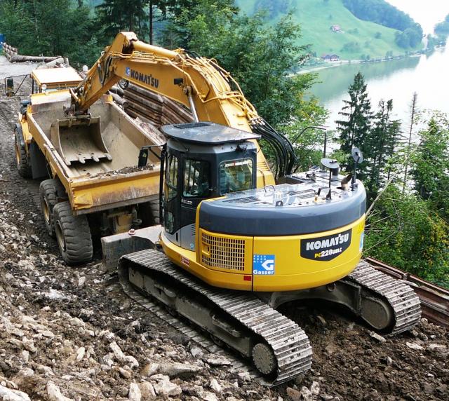 KOMATSU_PC_228USLC_1.JPG