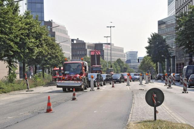 Mercedes_Benz_Unimog__stra_enbau.JPG