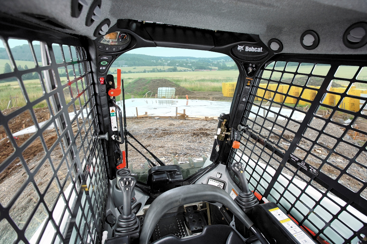 Кабина погрузчика управление. Бобкэт 770. Погрузчик Bobcat t770 управление кабина. Мини-погрузчик Bobcat s770. Кабина органы управления Bobcat s530.