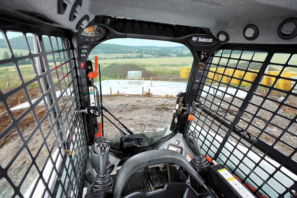 Управление bobcat. Бобкэт 770. Погрузчик Bobcat 770. Погрузчик Bobcat t770 управление кабина. Мини погрузчик Бобкет s 770.