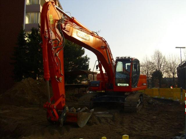 Marktstra_e_11__Doosan_DX_225_LC_.JPG