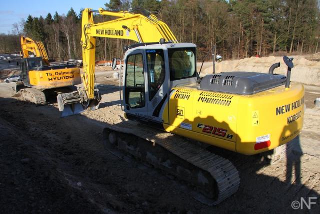 New_Holland_Kobelco_E215B__7_.JPG