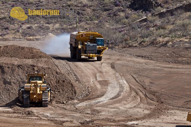 011_caterpillar_dozer_watertruck.jpg