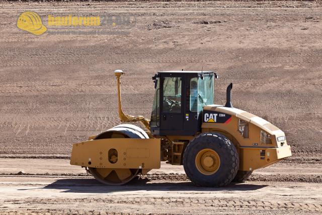 012_caterpillar_roller_cs64.jpg