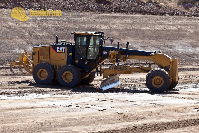 014_caterpillar_grader_16m.jpg