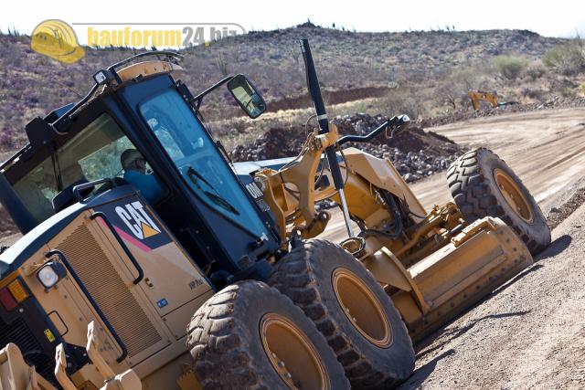 015_caterpillar_grader_16M_1.jpg