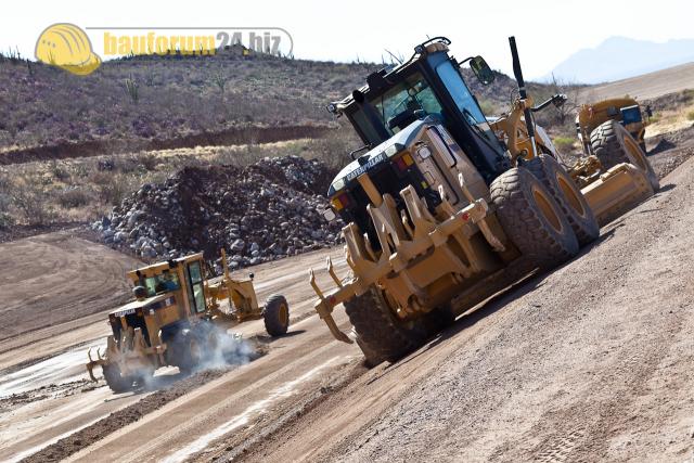 016_caterpillar_grader_in_action.jpg