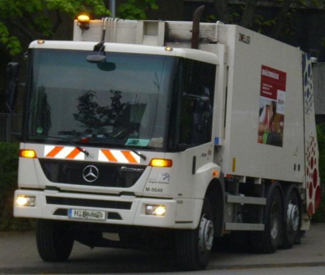 Mercedes_Benz_Econic__Sperrm_llabholung_.JPG