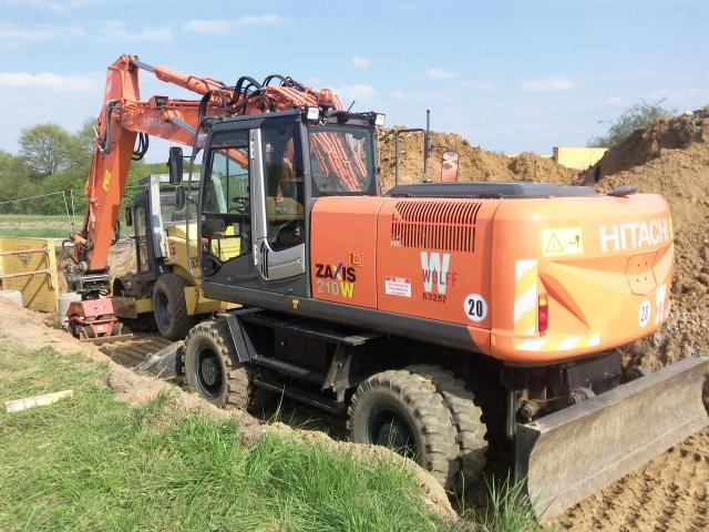 Hitachi_Zaxis210w_wolff_tiefbau_4.jpg