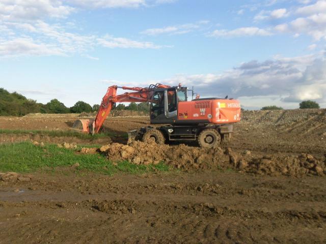 Hitachi_Zaxis210w_wolff_tiefbau_25.jpg