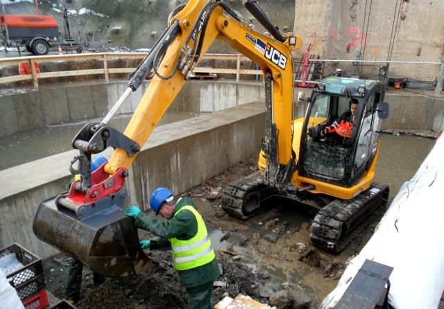 JCB_8085_beim_Bergen_von_Archivgut.jpg