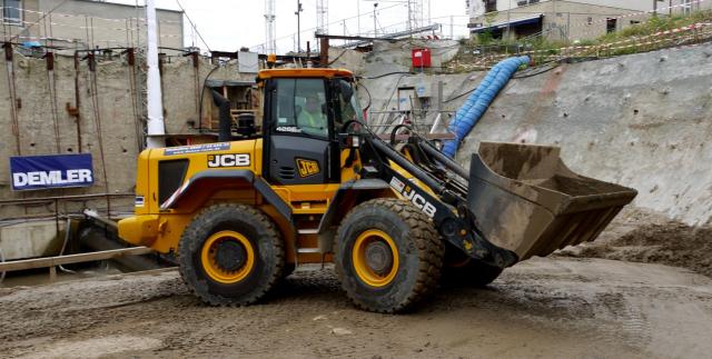 JCB_426HT_beim_Einsatz_in_der_Baugrube_Koelner_Stadtarchiv.jpg