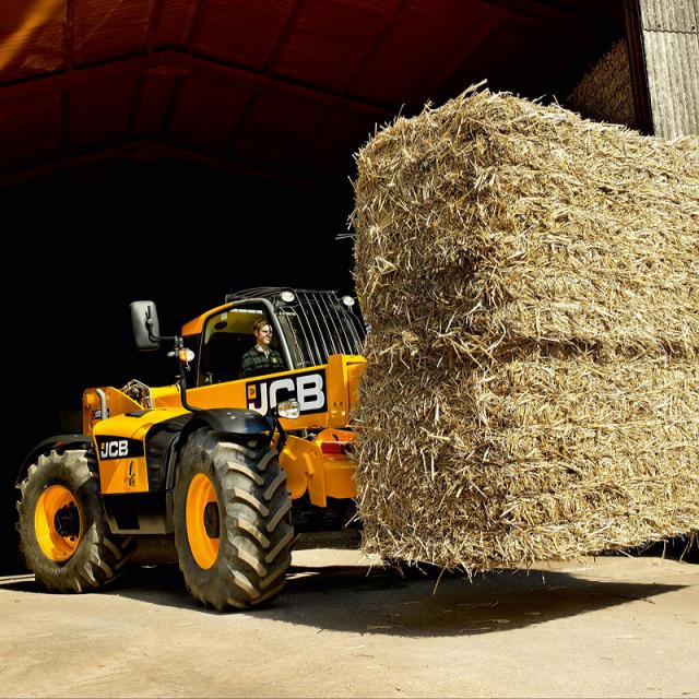jcb_teleskoplader_550_80_stroh.jpg
