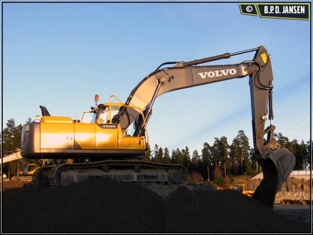 VOLVO_EC220DL_001.jpg