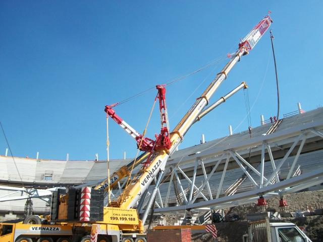 Terex_Krane_Juventus_Stadion.jpg