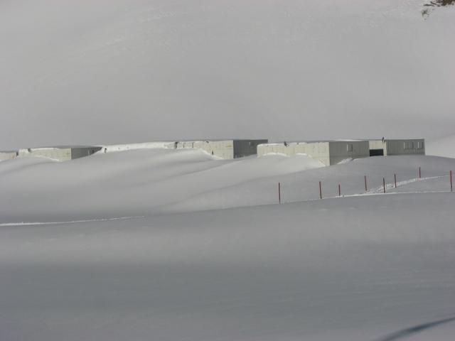 Camp_Muttenalp_im_Schnee.jpg