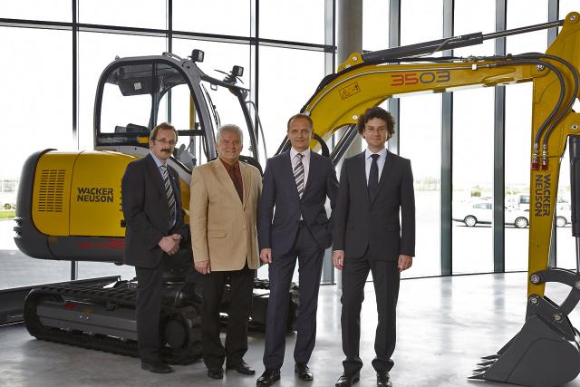 Baggeruebergabe_Linz_Wacker_Neuson_3503.jpg