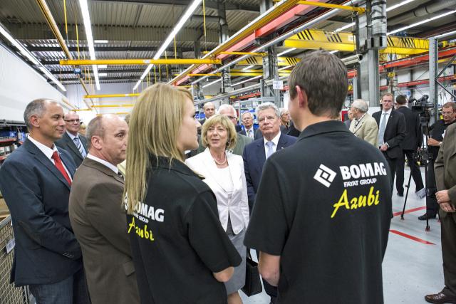 Bundespraesident_Gauck_Bomag_Azubis.jpg