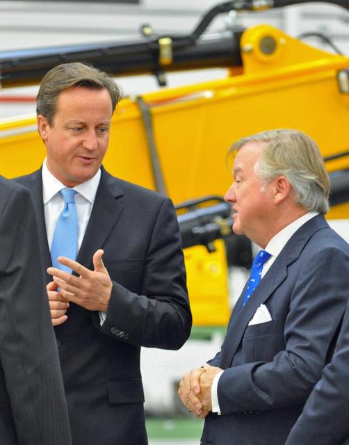 Bild_1__Premierminister_David_Cameron_und_JCB_Chairman_Sir_Anthony_Bamford_an_der_Fertigungsstra_e_f_r_Schwerlastbagger_JCB_Brasilien.jpg