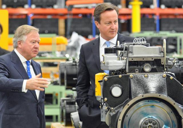 Bild_2__JCB_Chairman_Sir_Anthony_Bamford_stellt_Premierminister_David_Cameron_den_JCB_Dieselmax_Motor_vor.jpg