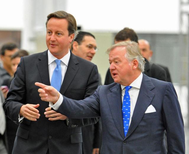 Bild_4__Premierminister_David_Cameron_und_JCB_Chairman_Sir_Anthony_Bamford_beim_Rundgang_w_hrend_der_Er_ffnung_des_neues_Werkes_in_Bras.jpg