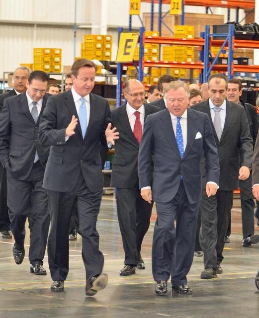 Bild_5__Premierminister__David_Cameron_und_JCB_Chairman_Sir_Anthony_Bamford_f_hren_eine_VIP_Delegation_durch_das_neue_Werk_in_Brasilien.jpg
