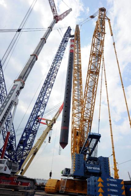 Sarens_Bremerhaven_tandem_lift__4_.JPG