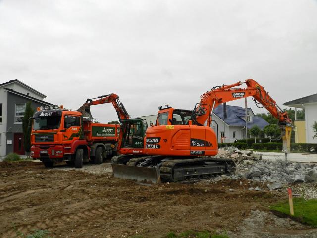 Doosan_DX140LCR_Bobcat442C_1.jpg