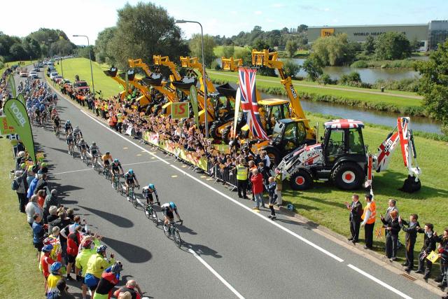 02_Die_Tour_of_Britain_vor_der_internationalen_Zentrale_von_JCB.jpg