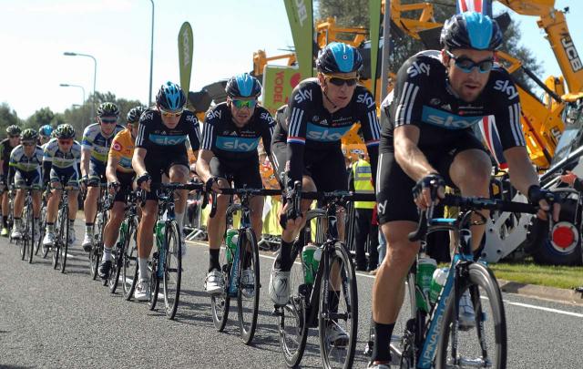 03_Olympiasieger_Bradley_Wiggins__zweiter_von_rechts__bei_JCB_in_Rocester.jpg