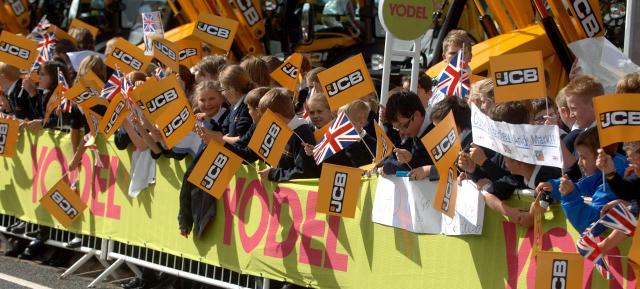 05_Sch_lern_der_Ryecroft_Middle_School_und_JCB_Mitarbeiter_begruessen_die_Tour_Of_Britain.jpg