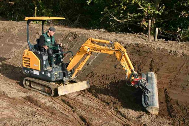 Hyundai_Minibagger_im_Landschaftsbau_2.jpg