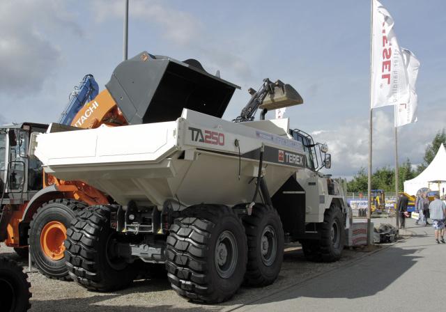 Kiesel_Hitachi_Terex_NordBau2012.jpg