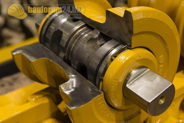 Bauma_2013_Caterpillar_30.jpg