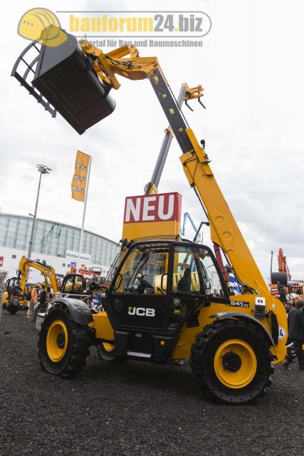 Bauma_2013_JCB_32.jpg