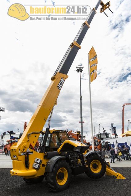 Bauma_2013_JCB_33.jpg