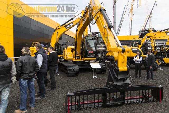 Bauma_2013_JCB_35.jpg