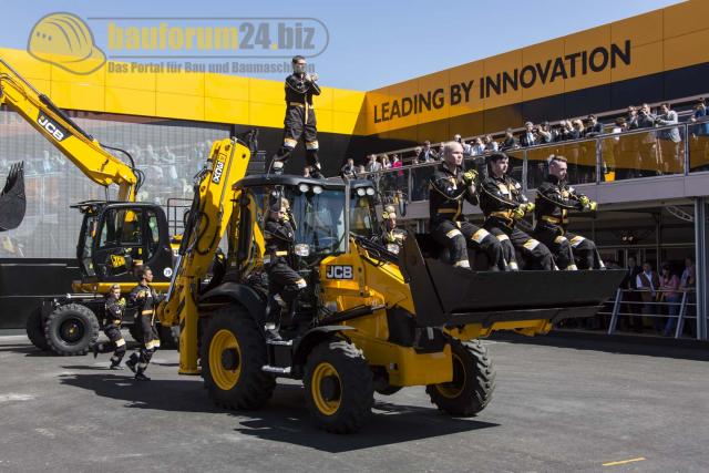 Bauma_2013_JCB_44.jpg