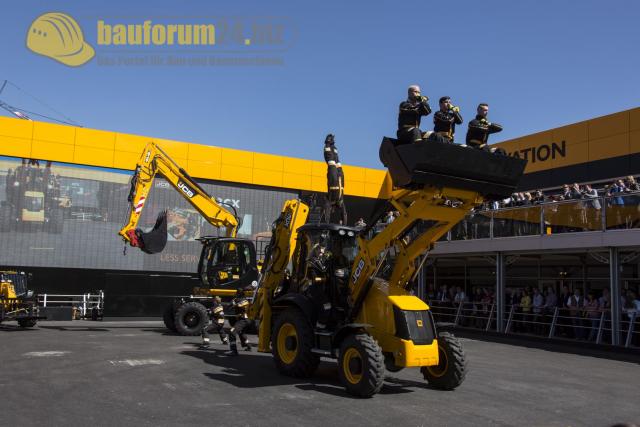 Bauma_2013_JCB_45.jpg
