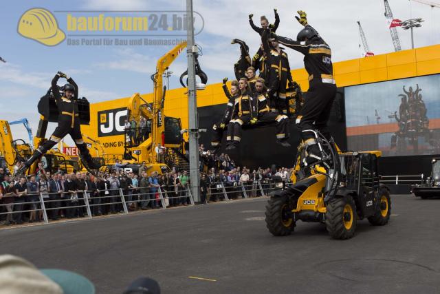 Bauma_2013_JCB_47.jpg