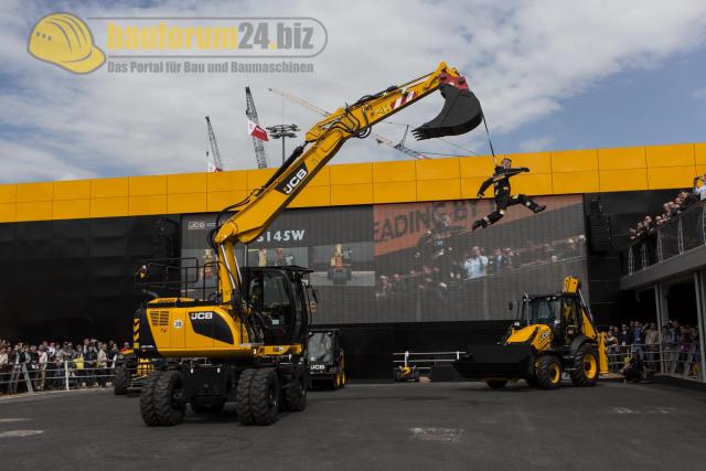 Bauma_2013_JCB_50.jpg