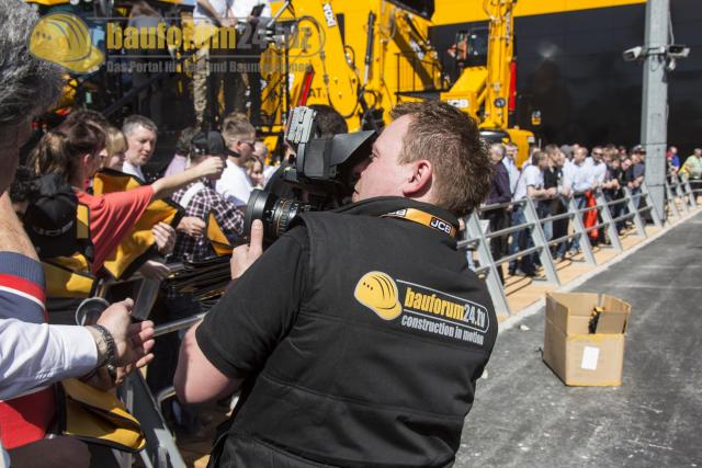 Bauma_2013_JCB_54.jpg